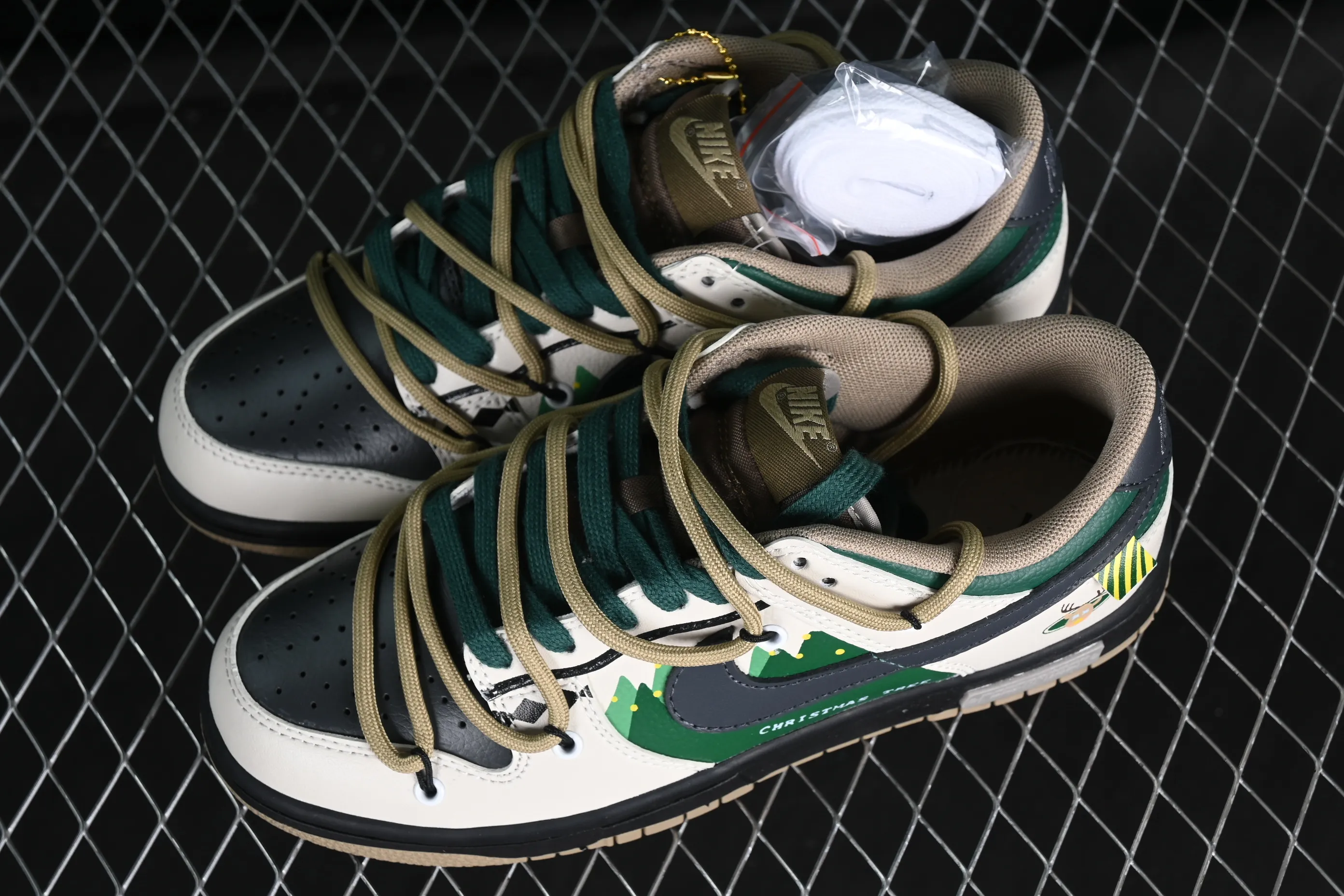 All Categories Nk SB Dunk Series Nk SB Dunk Low Low-top Sneakers Nk Dunk Low Panda Prank-Christmas Jungle Elk Brown Green SB Strappy Low-top Casual Sneakers DJ6188-200